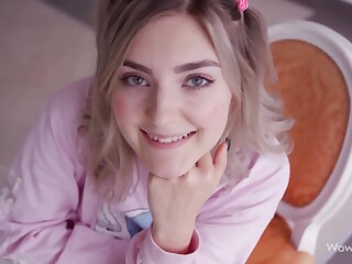 Una chica lista pagó su café chupándosela al camarero