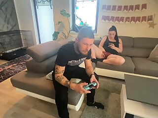 Prefiero follarme a una amiga tetona que jugar a videojuegos