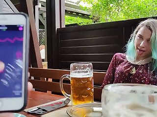 Veio de um vibrador num café, espero que ninguém tenha visto.