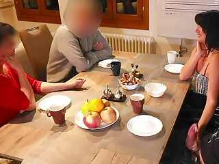 在大庭广众之下打飞机，一点也不害臊。