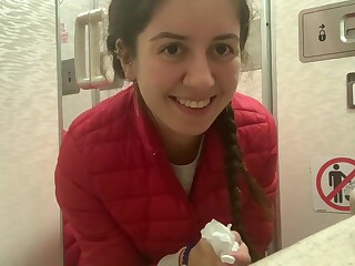 Katty West y su porno Amateur con la masturbación en el baño del avión