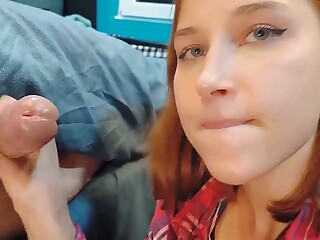 Он спит, а она ему сосет! Что творит эта рыжая девка!