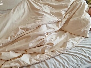 la Esposa duerme todavía y ya quiero sexo por la mañana