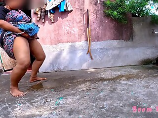 Mulher indiana urina na rua sem vergonha