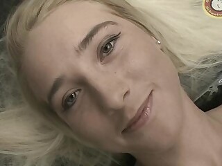 Corrida en toda la cara de la rubia Michelle Bond en porno en grupo