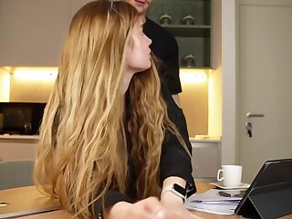 rubia tetona follada con fuerza sobre la mesa