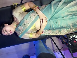 Saanvi Bahl wird beim Fotzentattoo hart gevögelt