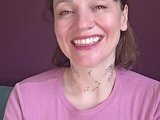 纹身巨乳熟女在视频通话中抠弄毛茸茸的骚逼