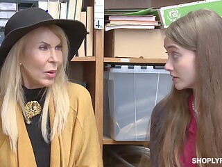 Erica Lauren e Samantha Hayes chupam o segurança