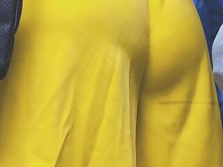 Brünette im gelben Kleid wird im Zug öffentlich gefingert