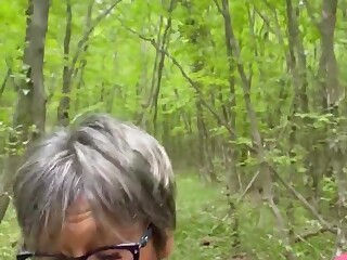 Reife MILF wird im Wald doggy genommen