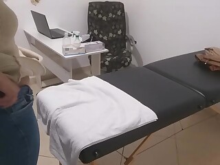 Brünette Mit Großem Arsch Hart Auf Dem Tisch Untersucht