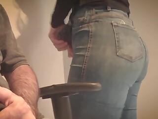 Esposa latina milf rebola o cuzão gigante nos jeans apertados