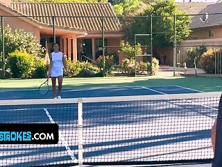 Milf francesa Cassie Del Isla folla con su hijastro tras el tenis