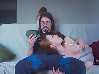 Mila pie和金发女在沙发上玩弄继兄