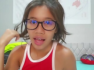 Asiática con gafas abre piernas y monta dildo rosa