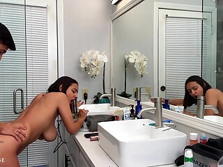 Latina desi sendo fodida com força no banheiro