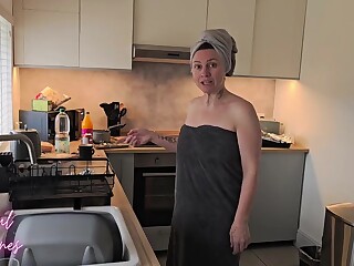 Madrastra britânica fodida com força sobre a pia da cozinha