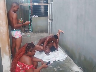 非洲熟女在户外被bbc猛干肥臀