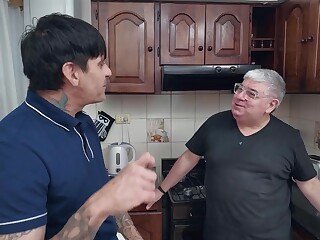 Keila argentina leva anal bruto na cozinha