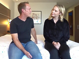 Rubia follada profundo por viejo en hotel